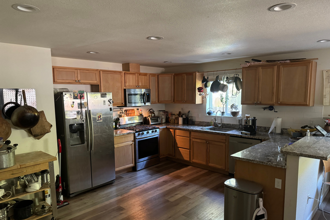 Kitchen - 1 semi furnished room with amenities 1/2 block from River / bikepath House