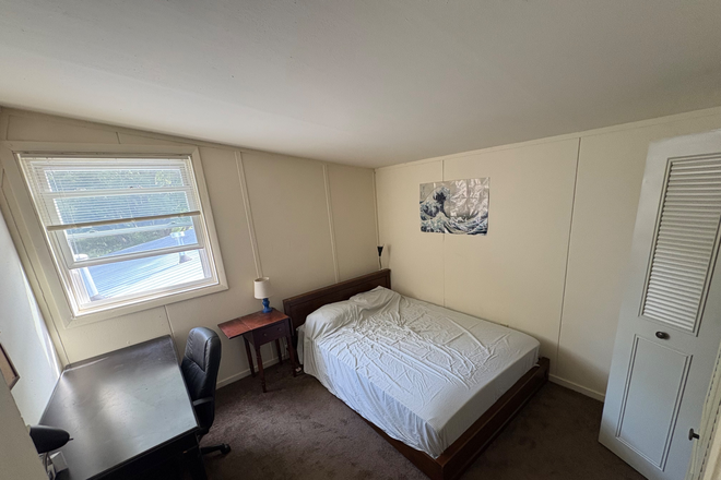 Queen bed with bedding - Puffton Village Sublet!