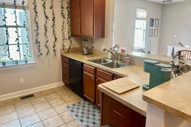 kitchen - Newtown fully furnished Townhome