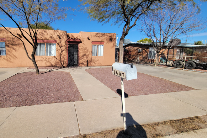 Front of House - Quiet Home, 4 bedrooms, 2 Bathrooms-direct access, Good for 3/4 people; WiFi incl. Flexible Terms
