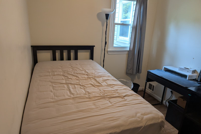 Bedroom 1 (smaller) - Affordable rooms in nice house close to campus