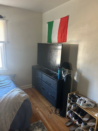 Bedroom - 1 Bedroom, Personal Bathroom, 2 minute walk from campus 1015 Pennsylvania Ave House