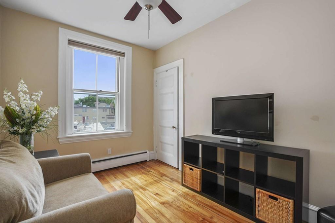 Call NOW for showings! 617-236-8550 - ARLINGTON ST - PORTER SQ TRUE 2BR/1BA AVAIL *9/1/2026* W/ H&HW INC, IN UNIT LNDRY, EQUAL BDRMS, DW! Condo