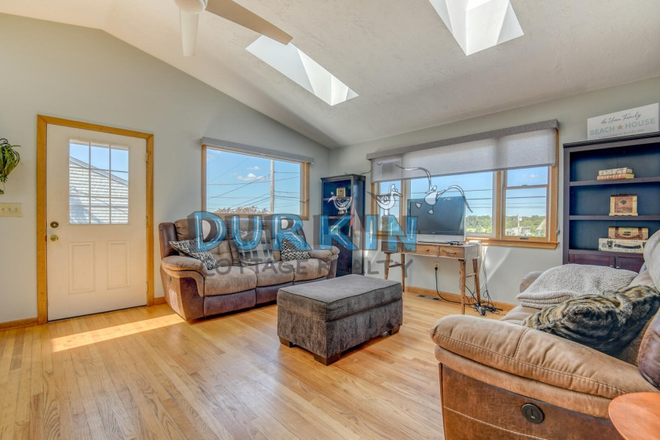 Living area - Newly Renovated Unique Home with 4 Spacious Bedrooms