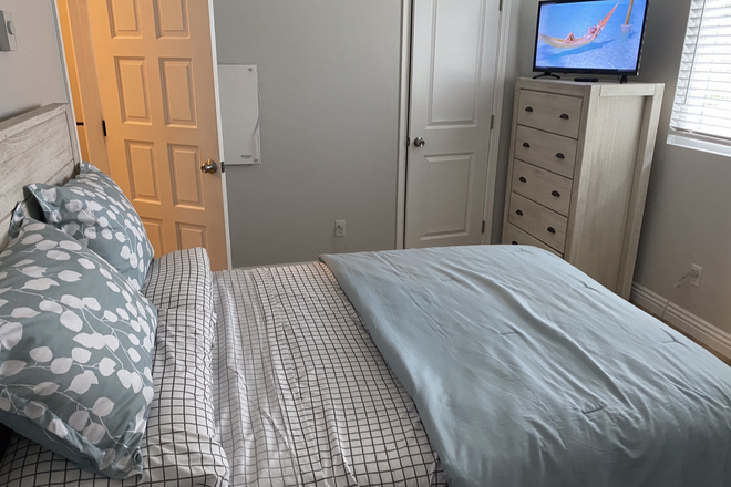 Private room, fully furnished, full size bed, dresser, desk, smart TV, and walk-in closet. - Private bedroom available for rent starting January 1st. Townhome