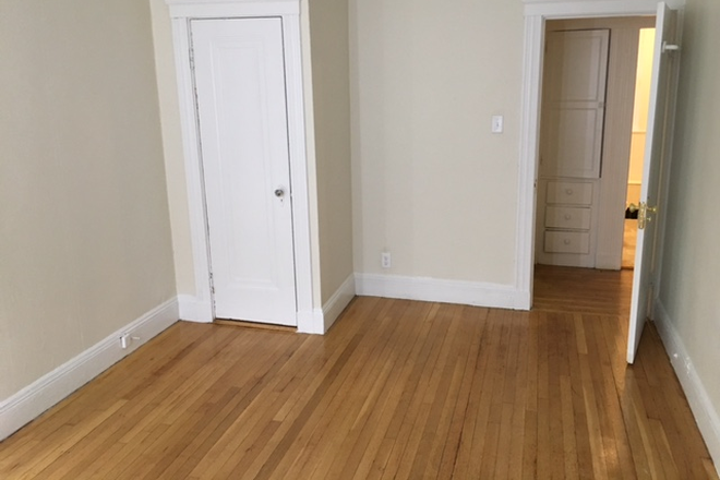 Hub Realty - Brighton, Large studio with deck, Washington Square Apartments