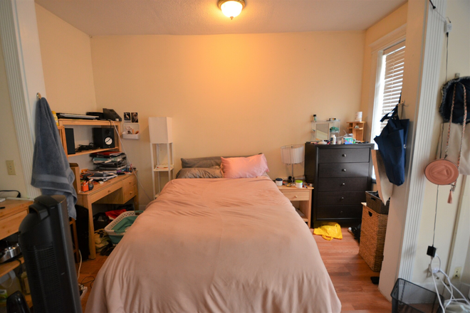 20 Hemenway St - Spacious studio Available 9/1/24 Apartments