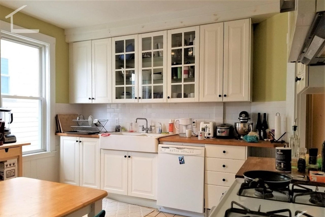 living - RENOVATED 3 BED IN COOLIDGE CORNER, WATER/SEWER INCLUDED! AVAIL 9/1/26! Apartments