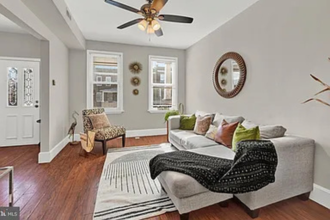 Living rooms - 3 bed/ 2 FULL bath Student Housing on Chateau Ave 21212. Utilities & Wifi Included Townhome