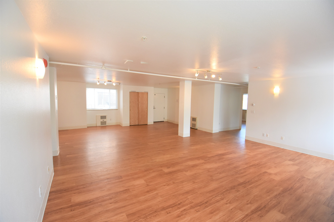 Living room - 1005 12th St. (4 Bed/ 4 Bath) Apartments