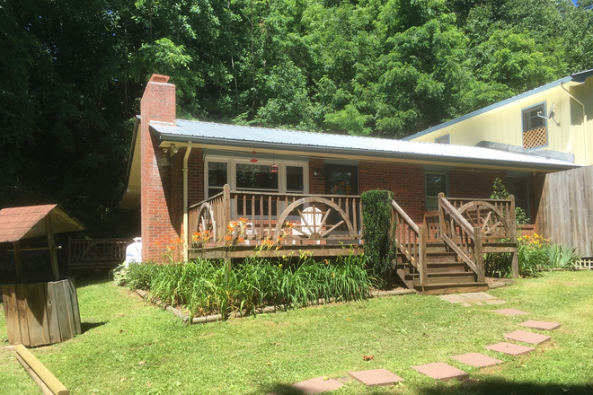 Front View - Quiet Country Living - 3 Miles to WCU graduate students or undergrads Apartments