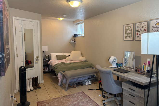 Bedroom - Spring Sublet close to campus Apartments