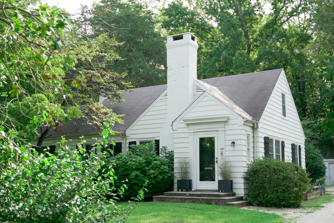 exterior view of cottage - Cottage 2 BR living steps from UVA campus on historic, residential lane