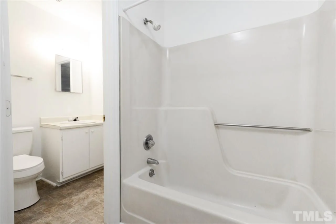 Bathroom - 2 Bed and 2 bath apartment for UNC students, www.ncstudentsliving.com