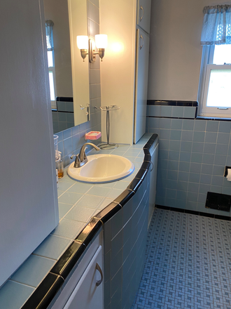 Bathroom (upstairs) - Campus house- 5 bedrooms, 2 full baths, fully furnished