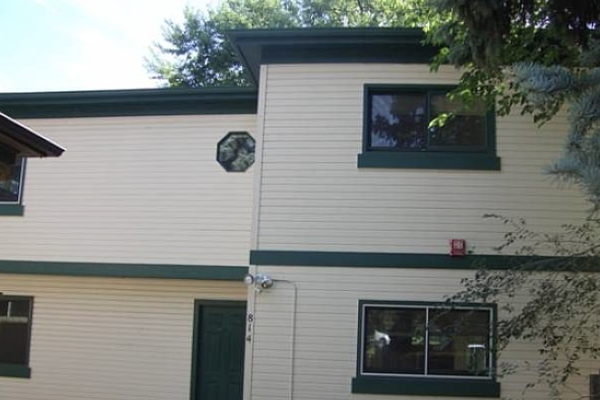 Front of house - SPRING SUBLET, $1000 on the hill, 2 minute walk to campus. House