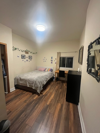 Bedroom - Spacious bedroom located in Chinatown, 15 minute walk to St. George campus