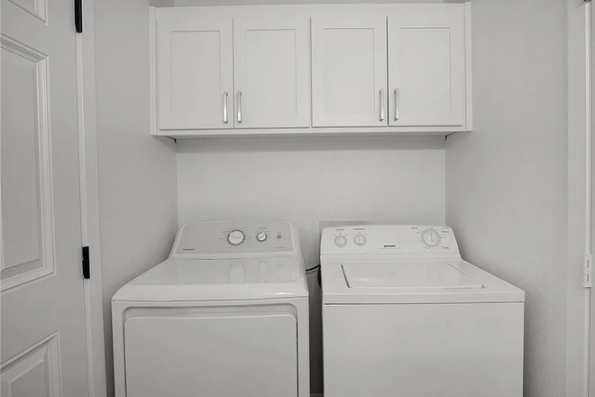 Laundry - 2528 Ashford Dr
