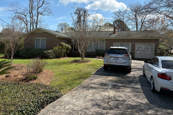 Front of the house - A female traveling nurse's dream..... 😁 Apartments