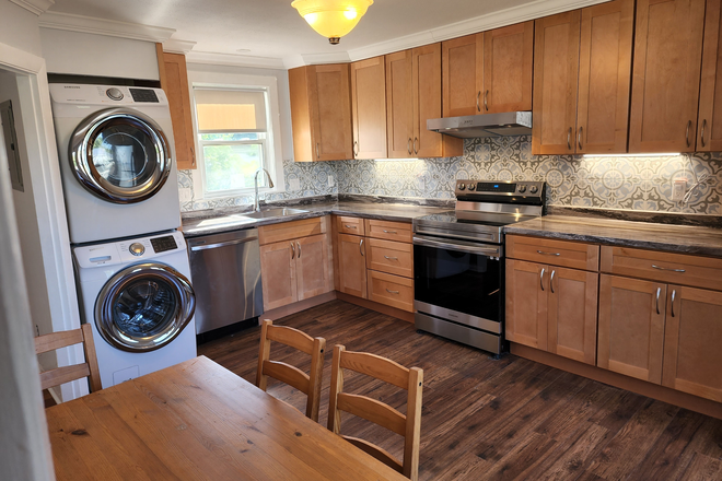 Kitchen 1 - 3 bedroom bright spacious apartment for rent – Great Location!