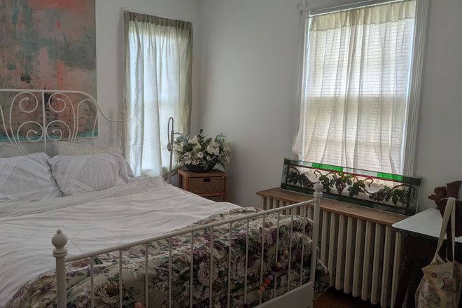 Bedroom - Close to Metro, 111 Silver Spring Bus stop Shortterm or Longterm furnished rooms