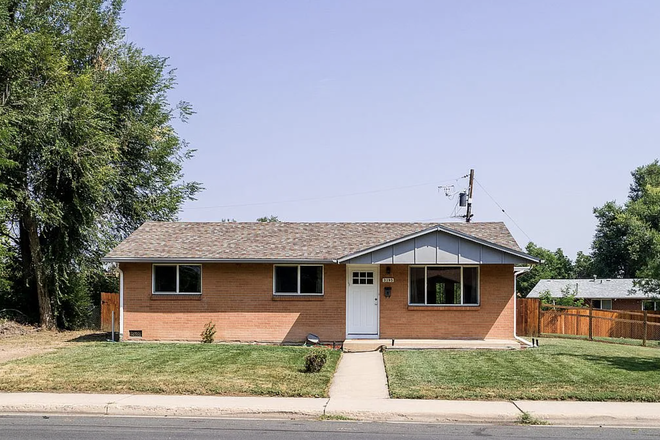 Front of house - Looking for 1 roommate for Spring 2027