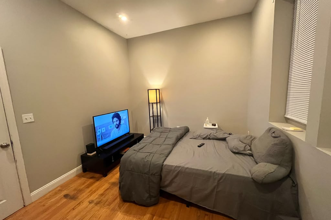bedroom - Private Room in Large 3-Story House - Free Parking & Shared Bathroom with 1 Person