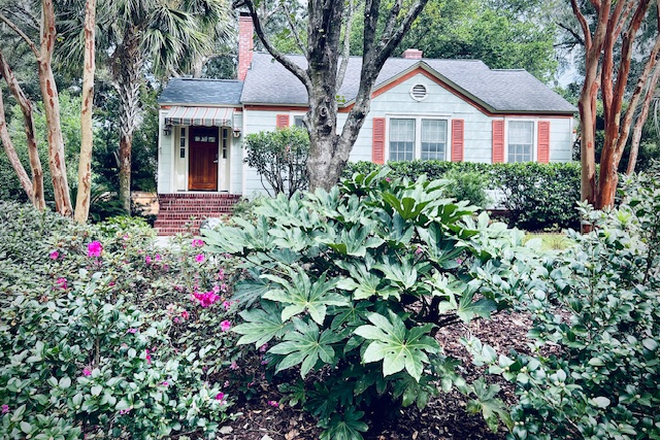 Front,  establishing shot - Charming Cottage in desirable RIVERLAND TERRACE  (3.4 miles to campus) Rental