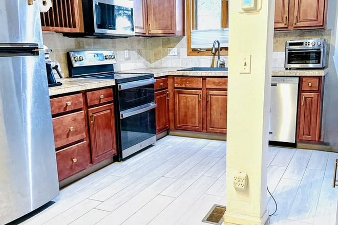 Brand New AC/Heat Pump in 2025! - 3 Bed/2 Bath - Hickok Place - Quiet, Parks and Bikeability! Townhome