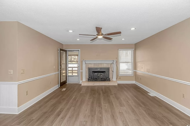 Den with door to screen porch - House 1 mile from campus backs up to golf course.