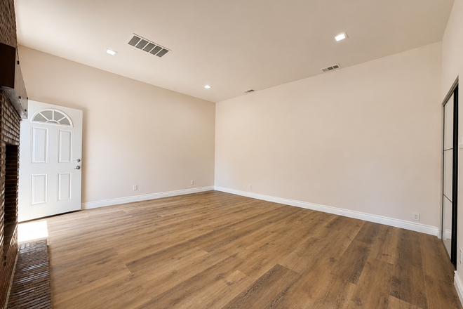 Room - Quiet Private Guest Suite with Separate Entrance House