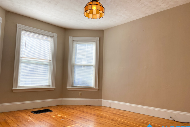 Bedroom #1 - Spacious 4 Bed 1.5 Bath on Sachem!! Apartments