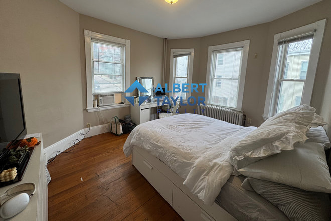Bedroom #4 - Cheap 4 Bedroom on Sunset Street!