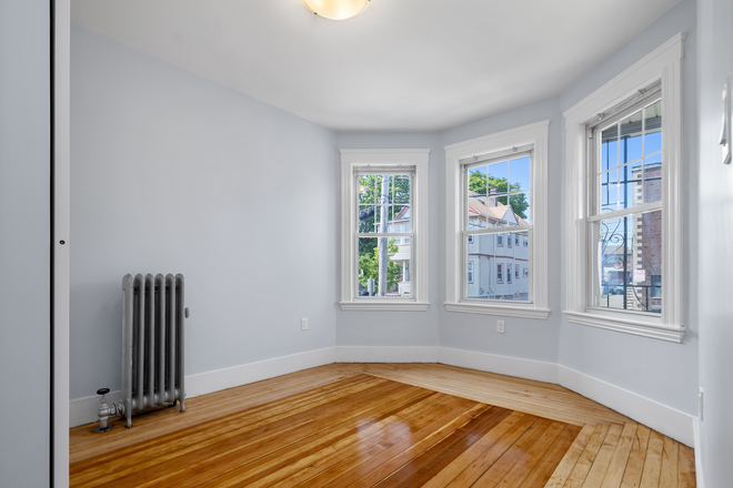 Living Area - NO BROKER FEE - RENOVATED 4 BED AVAIL 6/1/27 Apartments
