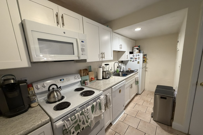 kitchen - Spacious garden level 1 bed with updated kitchen - for 9/1 Apartments