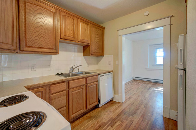 711-713 20th Street Kitchen - 711-13 20th Street Apartments