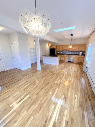 Open Liv - Luxurious, SPACIOUS 3 Bed 2 Bath Upper Floor Condo W/ Huge Deck & Front Porch