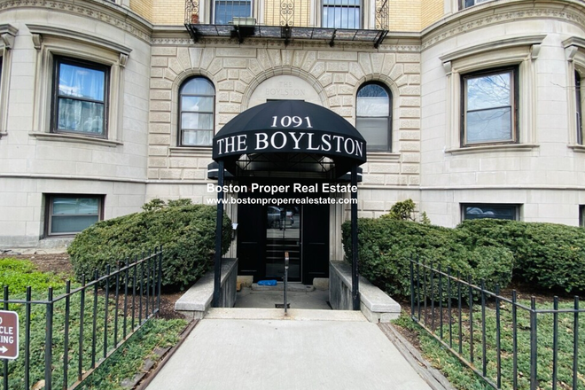 a - Right by Berklee, Back Bay and Symphony *no fees Condo