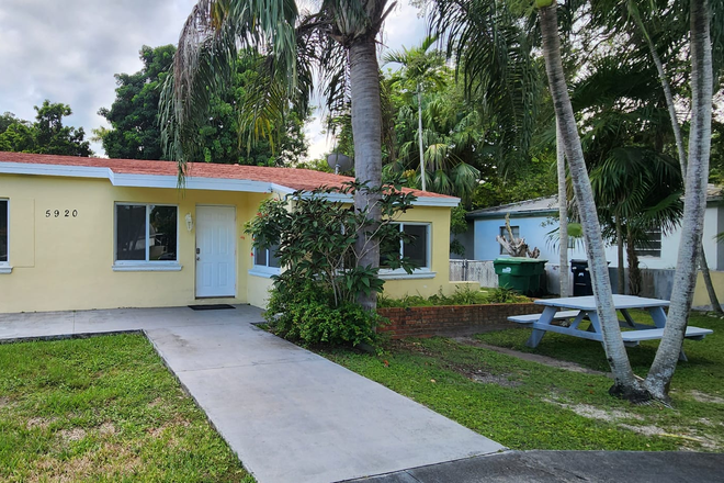 Front View - Furnished Rooms for rent, private/shared baths, close to UM * $1,300 O.B.O. - 305.815.2356