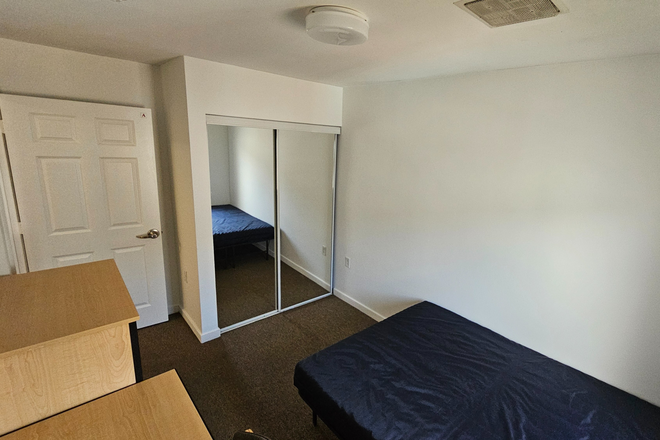 Bedroom - Summer Lease Transfer at SCC6 [4 Beds/2 Baths]