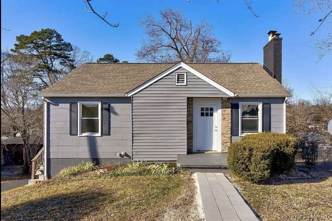 Front yard - Cozy Nest Near Downtown | Massive 4 Bedroom - Cozy Den