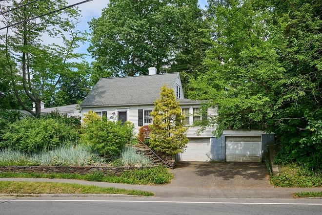 Front of house - Bedroom in 4BR house just steps from campus + downtown w/ quiet seniors + grad students [SPRING SE