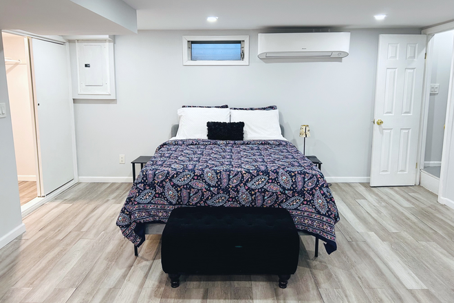 Queen-sized bed - Furnished Studio Apartment close to campus