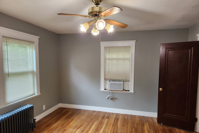 Bedroom - Furnished room, Quiet area, nice neighborhood. Just walk to campus and subway House