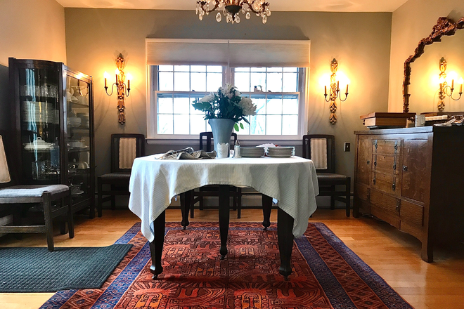 Diningroom - Burlington south end hill section.  large bright bedroom House