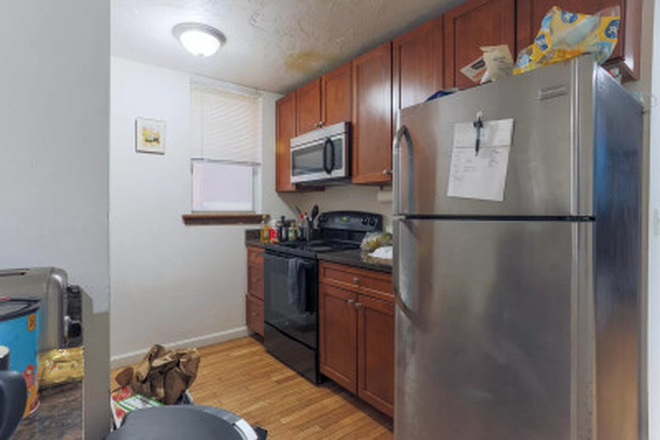 living - SPACIOUS 4 BED, NO BROKER FEE! AVAIL 9/1/26!