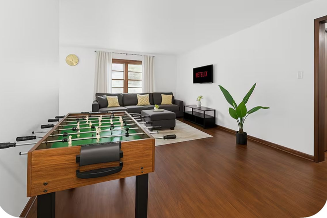 Living room and pool table - Cozy Oasis House