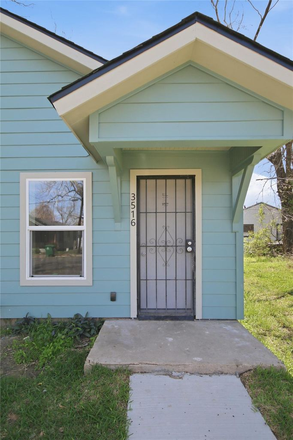 Private entrance to renovated duplex near University of Houston with modern finishes. - Live Minutes from UH – Private 1BR with Easy Campus Access