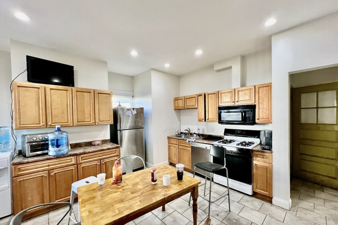 Kitchen 1 - (LOOKING FOR SPRING SUBLET) 27 Orkney Road House