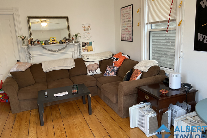 Living Room - Cheap 4 Bed 1 Bath on Calumet! Laundry In-Unit!!